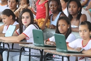 Computadores são entregues para alunos de mais quatro escolas no fim de semana